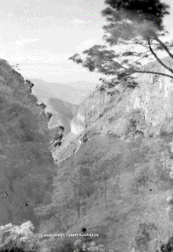 3Cerros en la México-Laredo.png Complicada geografía enfrentó el trazo de la carretera México-Laredo. Reproducción autorizada por el INAH.