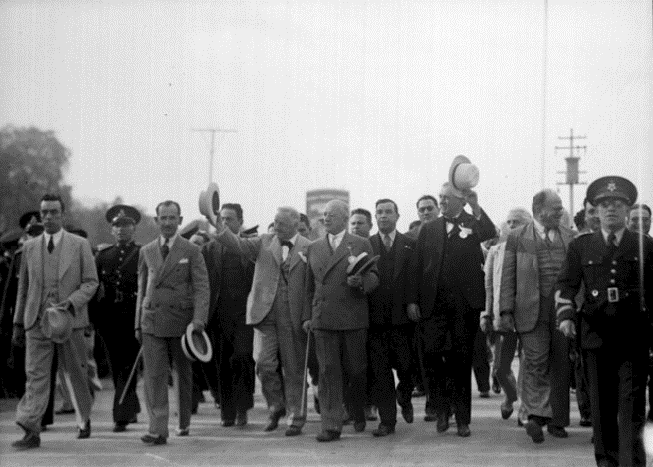 3Josephus Daniels.png El vicepresidente norteamericano, John N. Garner, Josephus Daniel, embajador de Estados Unidos en México, y otros funcionarios en el momento de inaugurar la carretera México-Laredo. Reproducción autorizada por el INAH.