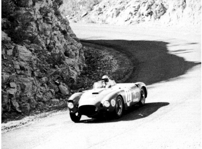 32 autos se inscribieron en la I Carrera Panamericana.jpg 32 autos se inscribieron en la I Carrera Panamericana. El auto no. 22 toma una curva cerrada en la Carretera Panamericana. Reproducción autorizada por el INAH.
