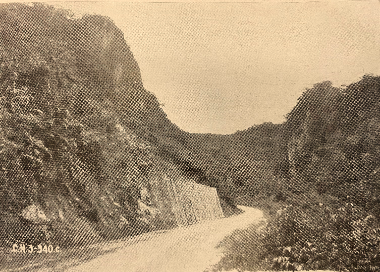 Camino México-Acapulco en el kilómetro 340 a solo seis kilómetros de pasar por la población de Acahuizotla, Guerrero. Libro: Los Caminos de México. SCOP.