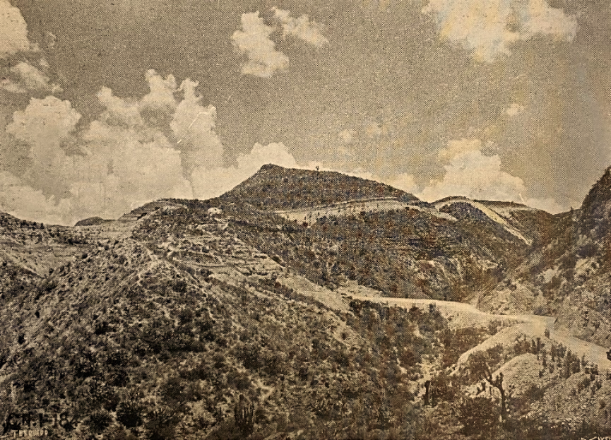 Camino México-Nuevo Laredo a la altura del kilometro 184.jpg Camino México-Nuevo Laredo a la altura del kilómetro 184 cercano a la población hidalguense de Zimapán. Libro: Los Caminos de México. SCOP.