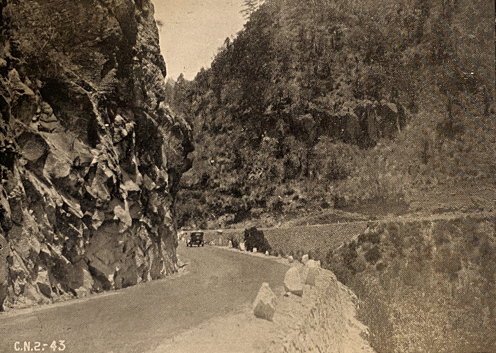 Tramo de la carretera México-Suchiate entre las ciudades de México y Puebla en el kilómetro 43. Libro: Los Caminos de México. SCOP.