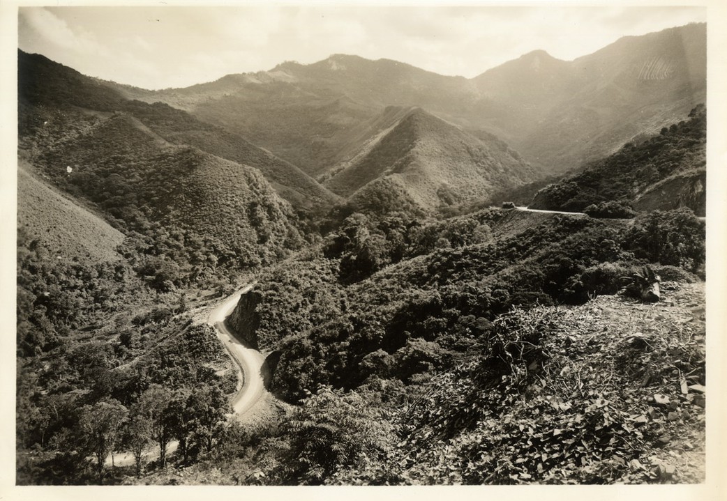 camino entre las montañas 1.jpg Nuevos caminos fueron establecidos por particulares para explotar mejor el sector minero en la primera mitad del siglo XIX. Reprodución autorizada por el INAH.