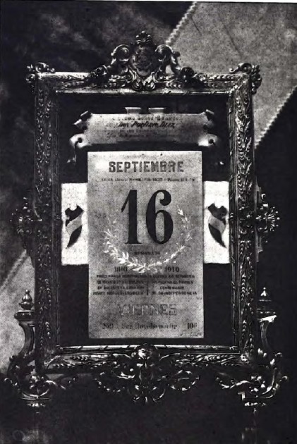 Cuadro conmemorativo, en marco de plata cincelado, con la fecha 16 de septiembre de 1910, y la inscripción: “1810. Proclama la Independencia de México en el pueblo de Dolores, el Cura don Miguel Hidalgo y Costilla - 1910. Celebra la República Mexicana el Primer Centenario de su Independencia.” Foto tomada del libro: Crónica Oficial de las Fiestas del Primer Centenario de la Independencia.
