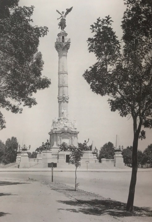 El escritor.jpg El escritor y, entonces diputado, Salvador Díaz Mirón recitó en el acto inaugural de la Columna de la Independencia una poesía cuyos versos finales decían: ¡Salve a Nuestra Señora/ la Virgen Democracia,/ que al ceño, a la inquietud y a la fatiga/ llega en el resplandor de una cuadriga! Foto tomada del libro: La Patria en el Paseo de la Reforma.