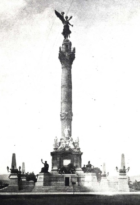 inauguración del monumento a la Independencia.jpg En la inauguración del monumento a la Independencia, Miguel S. Macedo, Subsecretario de Gobernación aseguró: “La columna se eleva al firmamento como la eterna aspiración del hombre hacia formas superiores de vida. ¡Tenga el pueblo fe en sí mismo; sepa conservar los bienes que el pasado le dio en sagrada herencia; camine siempre con la mirada puesta en la libertad, y la victoria no se cansará jamás de coronar su esfuerzo! Foto tomada del libro: Crónica Oficial de las Fiestas del Primer Centenario de la Independencia.