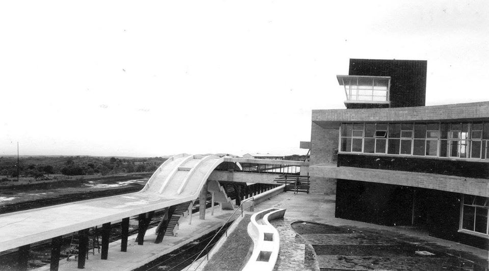 2 Vista de una parte de los andenes.jpg Vista de una parte de los andenes cuyas escaleras son cubiertas por una losa en forma de arco que la hace muy dinámica y atractiva. Facebook.