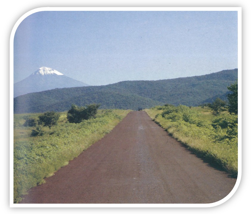 LAS COMUNICACIONES 12.jpg Los caminos rurales fueron objeto de grandes inversiones que facilitaron su realización. Entre otros factores, facilitan el transporte de productos agrícolas, ganaderos y artesanales hacia mercados locales, regionales o nacionales. Memorias SCT 1982-1988.