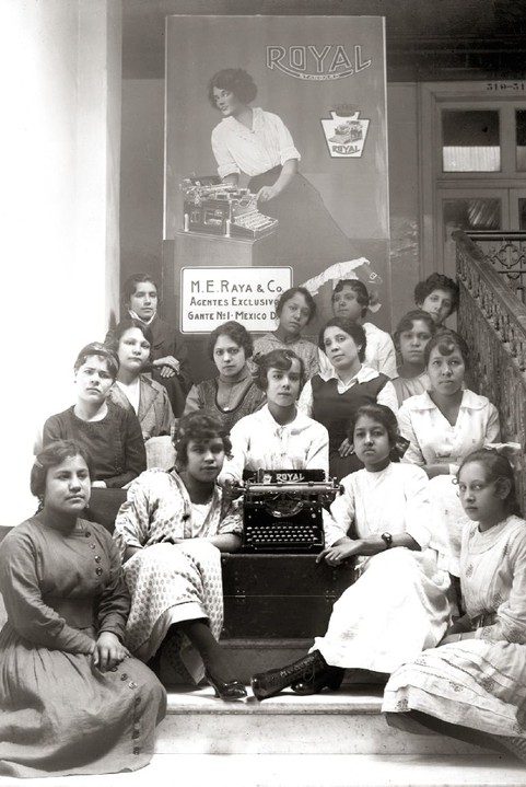 Mecanógrafas en el concurso de la Royal, 1918-1920. INAH/Fototeca Nacional/ Colección Casasola/ ID 165859