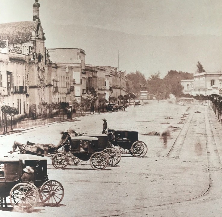 a pesar de la precariedad.jpg A pesar de su precariedad y mal estado, los caminos abiertos durante la Colonia cumplieron el propósito de enlazar al territorio y favorecer el intercambio entre lugares considerados inhóspitos. Foto recuperada del libro: México 200 años.