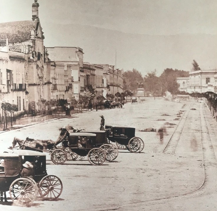 A pesar de su precariedad y mal estado, los caminos abiertos durante la Colonia cumplieron el propósito de enlazar al territorio y favorecer el intercambio entre lugares considerados inhóspitos. Foto recuperada del libro: México 200 años.