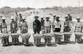 Con la creación de la Comisión Nacional de Caminos en 1925.jpg Con la creación de la Comisión Nacional de Caminos en 1925, en México se institucionalizó la obra caminera a lo largo y ancho del territorio nacional. Foto recuperada del libro: Evolución histórica de los caminos rurales y alimentadores en México.