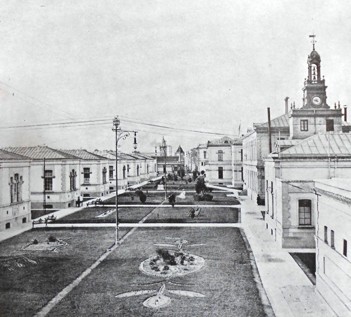Pabellones del Hospital.jpg Pabellones del Hospital General entre áreas ajardinadas destinadas a la recuperación física de los pacientes. Crónica Gráfica de la Ciudad de México en el Centenario de la Independencia.