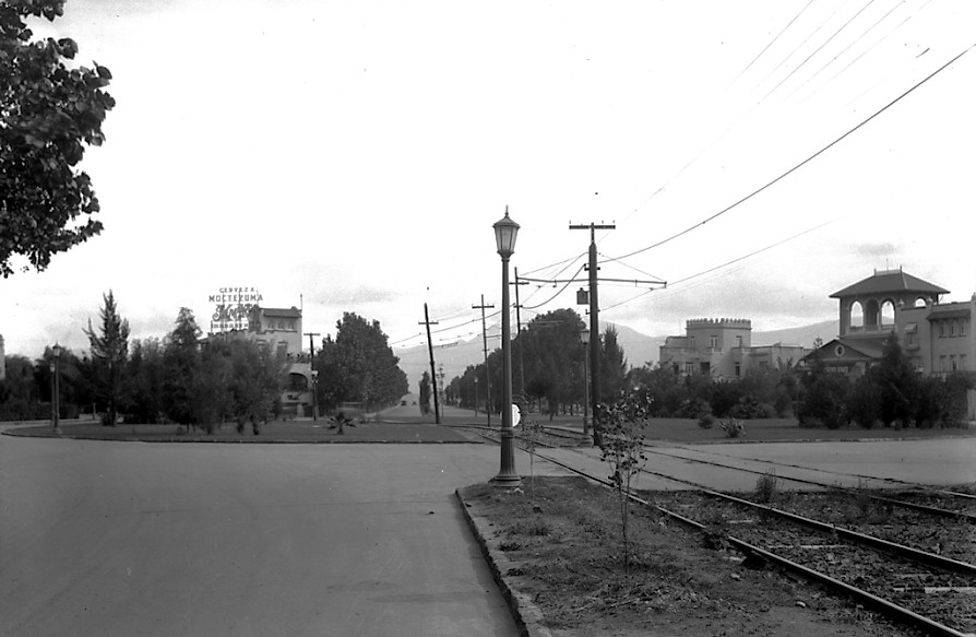 partes sur.jpg La avenida Insurgentes, en su parte sur. Está convertida en la más extensa de la Ciudad de México. Reproducción autorizada por el INAH.