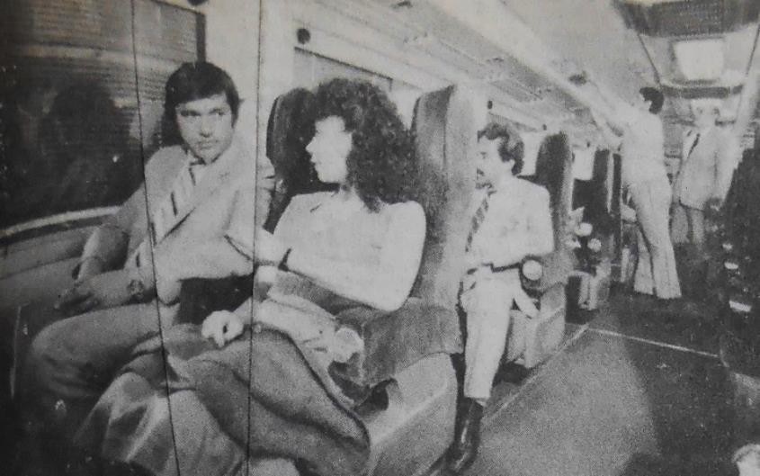 1 Expectantes viajeros disfrutan el primer viaje .jpg Expectantes viajeros disfrutan el primer viaje del nuevo tren “El Tapatío”. El Universal 2 de junio de 1987.