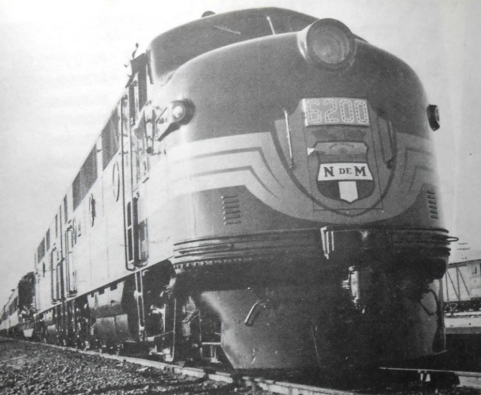 1 Una de las 173 locomotoras.jpg Una de las 173 locomotoras diésel adquiridas como parte de la rehabilitación de los ferrocarriles. Libro: México, exposición de sus bellezas y progreso.