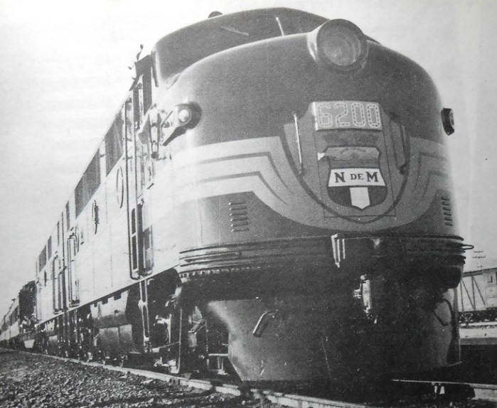 Una de las 173 locomotoras diésel adquiridas como parte de la rehabilitación de los ferrocarriles. Libro: México, exposición de sus bellezas y progreso.