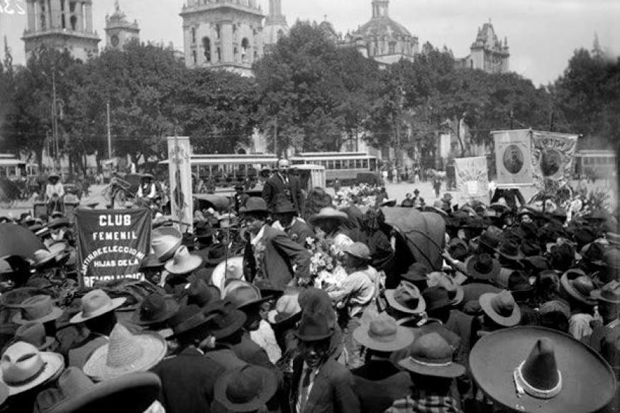 2 Organizadas en clubes políticos y rumbo a las elecciones.jpg Organizadas en clubes políticos y rumbo a las elecciones de 1910, las feministas mexicanas no dudaron en tomar “la plaza pública” para difundir sus principios y las causas de su lucha. Imágenes recuperadas de: AGN.