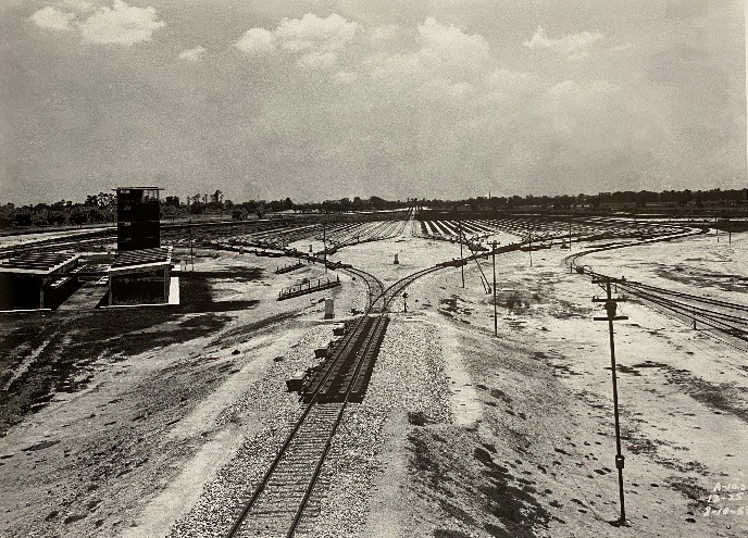 Patio de vías con retardadores conectados a la vía joroba, 1953. Secretaría de Cultura, Centro Nacional para la Preservación del Patrimonio Cultural Ferrocarrilero.