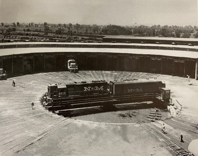 3 Monumental Casa Redonda y su mesa giratoria.jpg Monumental Casa Redonda y su mesa giratoria de 33 metros de diámetro, 1970. Secretaría de Cultura, Centro Nacional para la Preservación del Patrimonio Cultural Ferrocarrilero.