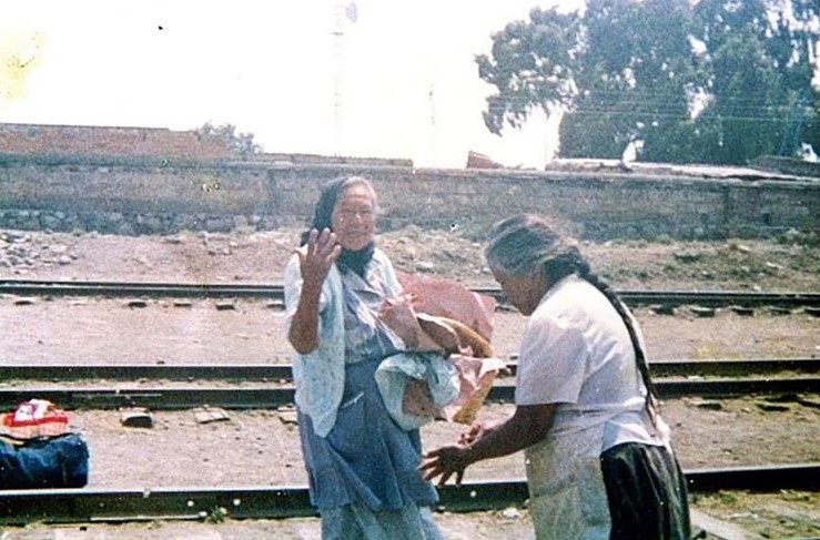 Poco más de un centenar de vendedoras ofrecían productos en la estación de Esperanza. Colección particular de Carmen Sarmiento Pérez. https://www.miradaferroviaria.mx/la-estacion-esperanza-y-las-vendedoras-del-tren/