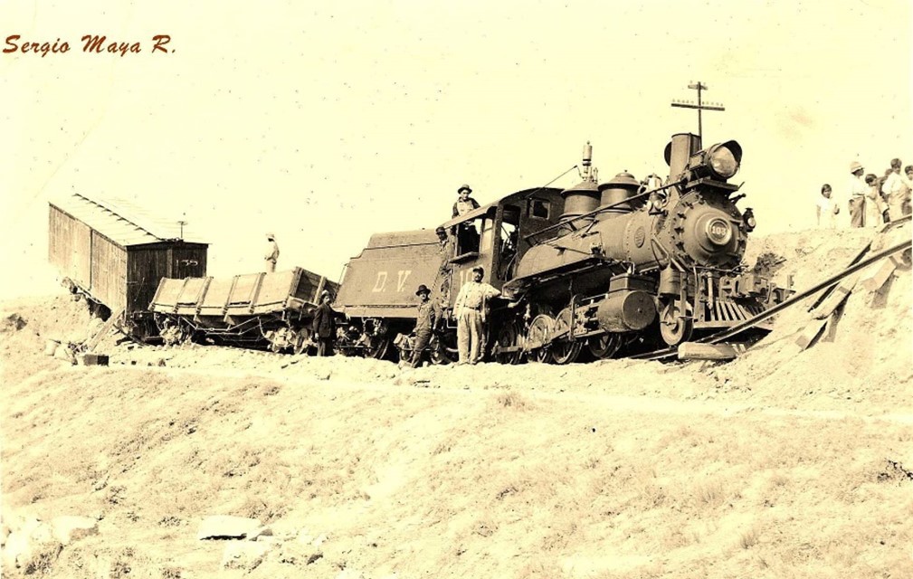 4 La Cucaracha descarrilada en el km 7.jpg “La Cucaracha” descarrilada en el km 7 del tramo correspondiente al Gran Canal (mayo 3, 1934). Sergio Maya Rodríguez https://www.facebook.com/Tequixquiacradio/posts/2294572300684161/