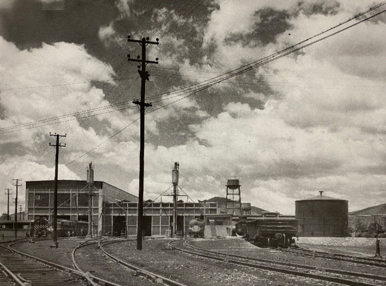 4 Talleres de la Terminal de Carga.jpg Talleres de la Terminal de Carga con algunas locomotoras en sus accesos. Secretaría de Cultura, Centro Nacional para la Preservación del Patrimonio Cultural Ferrocarrilero.