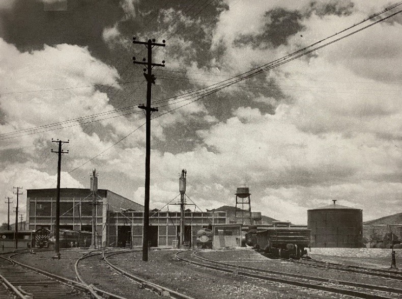 Talleres de la Terminal de Carga con algunas locomotoras en sus accesos. Secretaría de Cultura, Centro Nacional para la Preservación del Patrimonio Cultural Ferrocarrilero.