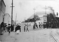 5 El tren La Cucaracha saliendo de la fábrica de telas.jpg