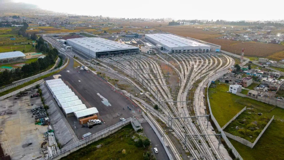 5Talleres de mantenimiento patios y cocheras del tren interurbano.jpg Talleres de mantenimiento, patios y cocheras del tren interurbano localizados a solo un kilómetro de la estación terminal Zinacantepec, Estado de México. file:///G:/Art%C3%ADculos%202023/Diario%20de%20Campo/Tren%20Interurbano%20M%C3%A9xico-Toluca/tren-interurbano4.webp