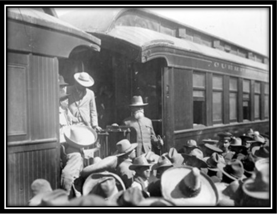 Don Venustiano Carranza al pie de un vagón de los Ferrocarriles Nacionales de México, empresa que fue incautada por su gobierno durante la revolución. Reproducción autorizada por el INAH.