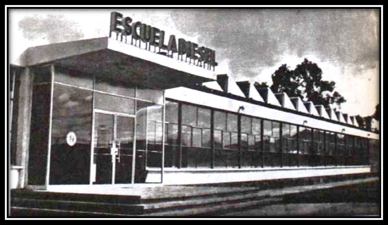 CIA FNM 09.jpg Fachada principal de la Escuela Diesel en San Luis Potosí que formó parte del Instituto de Capacitación Ferrocarrilera. https://editorialrestauro.com.mx/ferrocarriles-para-la-modernizacion-talleres-y-maquinas-diesel-en-san-luis-potosi-1950-1960/