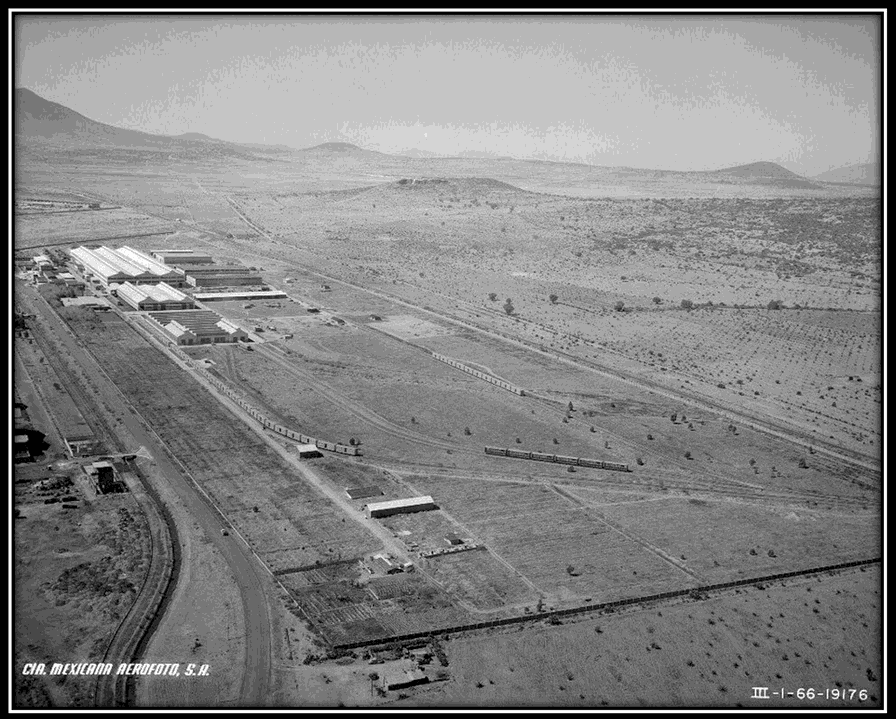 En los inmensos llanos de Apan, Hidalgo, la Constructora Nacional de Carros de Ferrocarril estableció su fábrica. Compañía Mexicana de Aerofoto S. A.