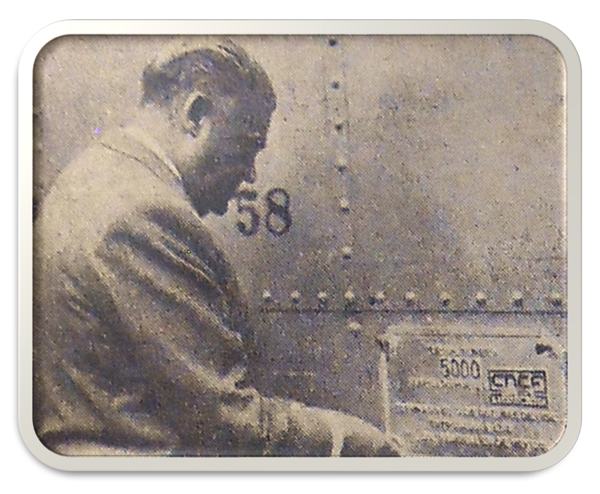 El licenciado Gilberto Loyo, secretario de Economía, al momento de colocar la placa conmemorativa en el furgón número cinco mil construido por la CNCF en Ciudad Sahagún, Hidalgo. Excélsior sábado 1 de noviembre de 1958.