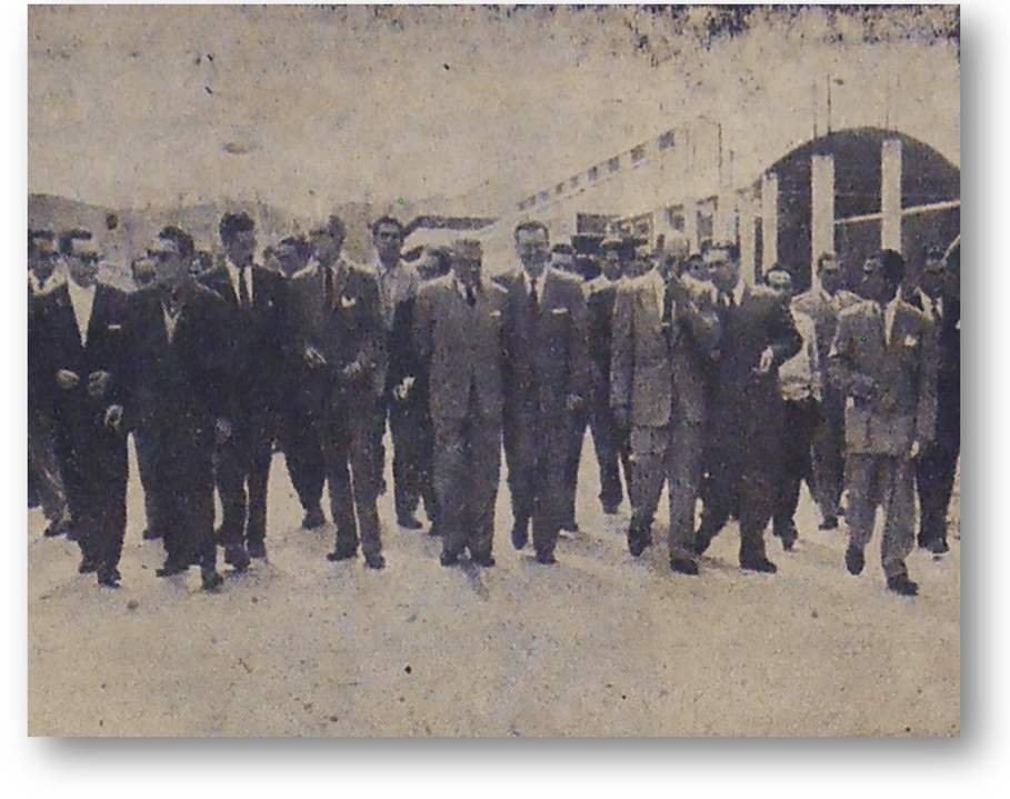 Diversas autoridades recorren la planta de la Constructora Nacional de Carros de Ferrocarril durante la celebración del furgón número cinco mil construido por dicha empresa. Excélsior sábado 1 de noviembre de 1958. 