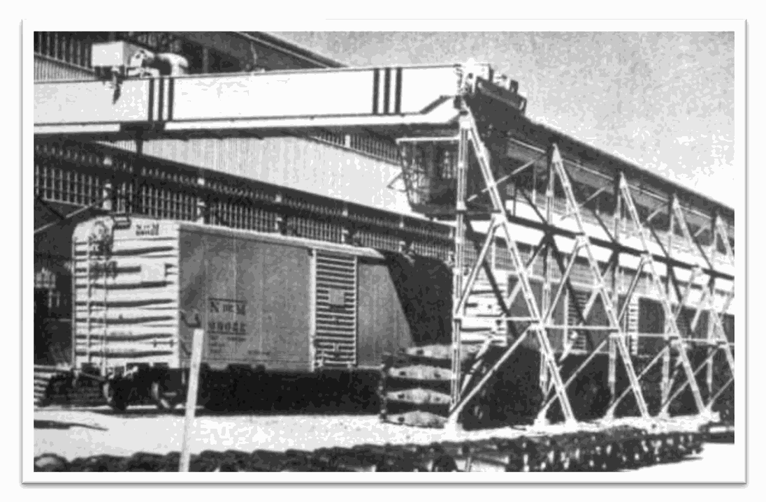 Vagón de acero construido en 1954 con una capacidad de 110 mil libras, puerta de 6 pies de ancho y escalera de 8 peldaños a punto de salir de los talleres de la CNCF. https://mexlist.com/40foot/PartIV.htm