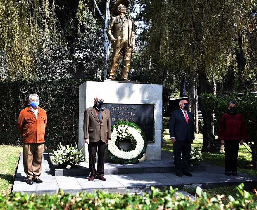 Arganis y el monumento.jpg Guardia de honor en el monumento a Jesús García Corona, Héroe de Nacozari.