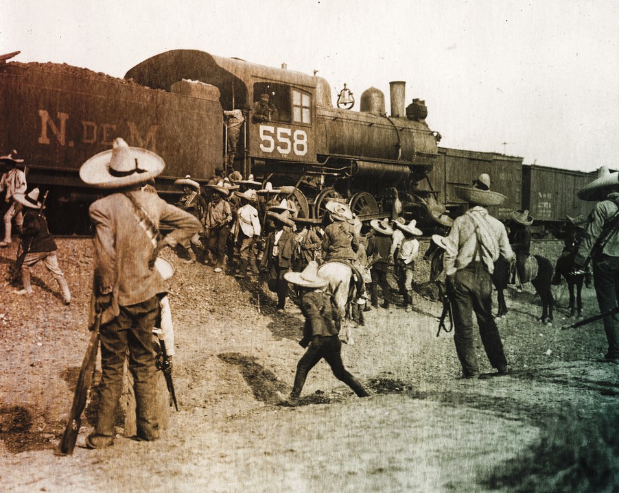 El ferrocarril fue mucho más que un medio de transporte durante la Revolución Mexicana: fue el motor que impulsó luchas, creó los vagones-hospitales y fue el símbolo de modernidad en un movimiento social.