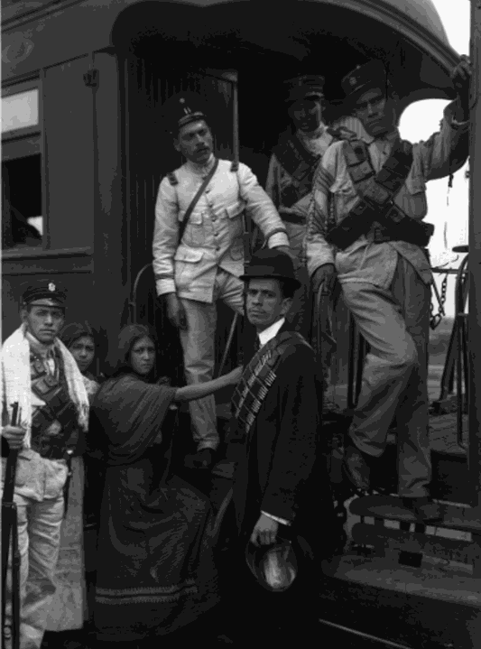 LA REV Y FERR 1.png Soldados federales, soldaderas y administrador del ferrocarril, Fototeca Nacional, INAH, extraída del libro: "Mirada y Memoria. Archivo fotográfico Casasola. México: 1900-1940" de Pablo Ortiz Monasterio.