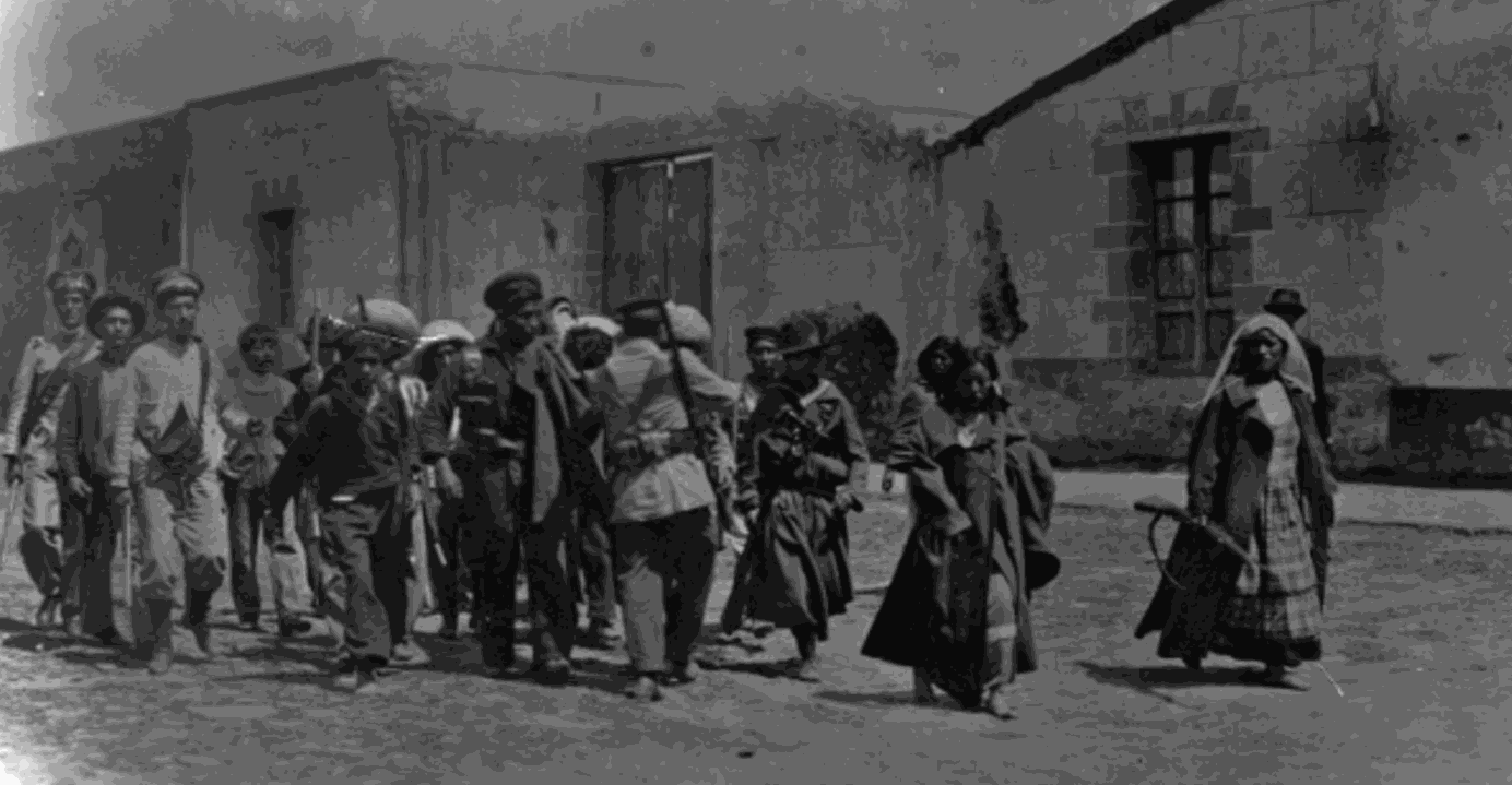 LA REV Y FERR 3.png Villistas y soldaderas caminan por una calle. Mediateca INAH, disponible en: https://mediateca.inah.gob.mx/repositorio/islandora/object/fotografia%3A88403