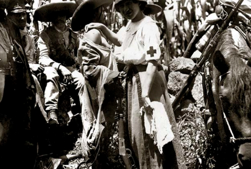 LA REV Y FERR 4.png Enfermera revisa a una mujer en campo militar en 1912, Secretaría de Cultura, INAH, México, Sinafo, 880614.