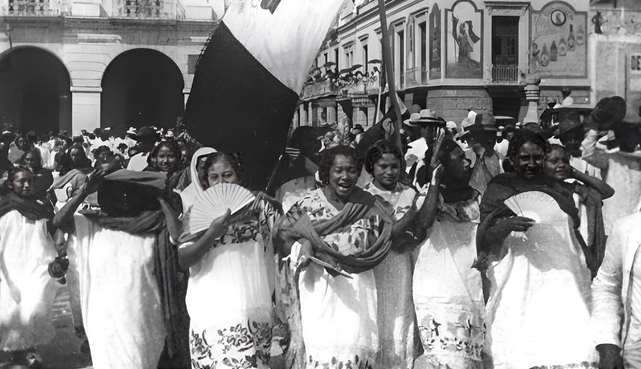 La SICT se une al Día Naranja, por la igualdad y la no violencia de género presentando en El Mirador, a las mujeres del Primer Congreso Feminista, quienes a bordo del tren iniciaron “la revolución de las ideas” en México.