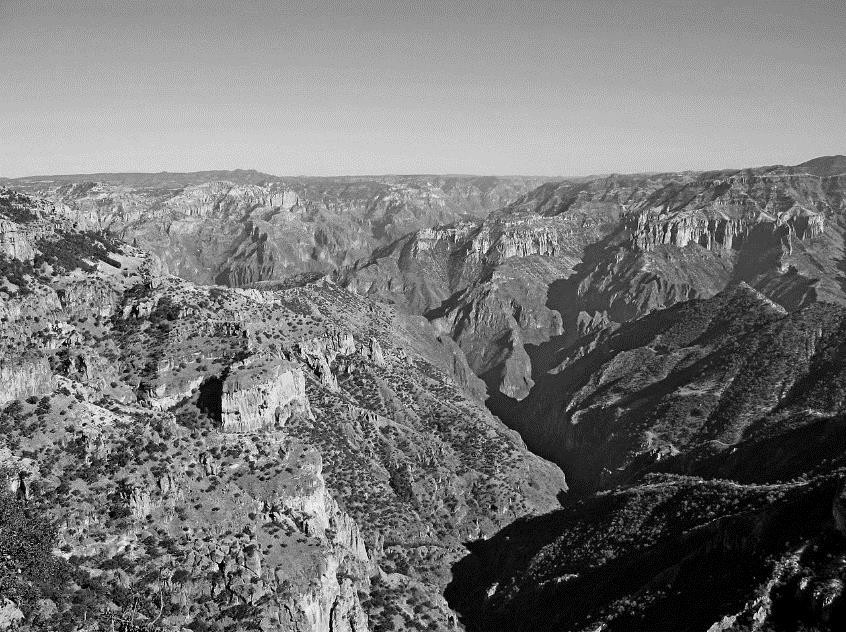 Las Barrancas del Cobre obstáculo vencido por el talento y la capacidad de los ingenieros mexicanos al continuar el trazo del Ferrocarril Chihuahua-Pacífico por su abrupta superficie. https://en.wikipedia.org/wiki/Copper_Canyon