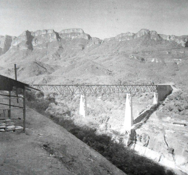 2 Uno de los 72 puentes construidos.jpg Uno de los 72 puentes construidos para la línea del Ferrocarril Chihuahua-Pacífico. Reproducción autorizada por el INAH.