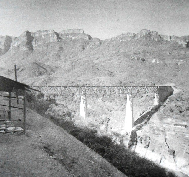 2 Uno de los 72 puentes construidos.jpg