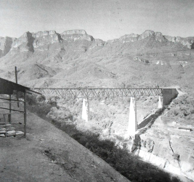 2 Uno de los 72 puentes construidos.jpg