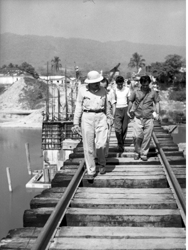 Supervisión.png Supervisión de uno de los puentes del Ferrocarril del Sureste. Reproducción autorizada por el INAH.