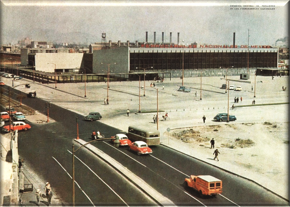 ESTACION CENTRAL DE PASAJEROS EN BUENAVISTA 03.png Gran explanada con islas de estacionamiento antecede a la nueva estación de trenes. https://www.instagram.com/archivotransportecdmx/p/DBHEitTBX0t/