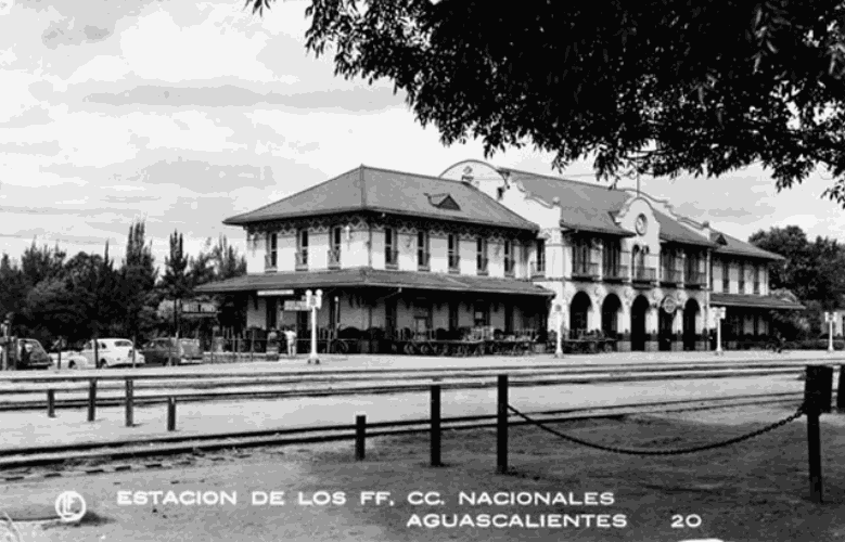 En el andén de la estación de trenes de Aguascalientes.png En el andén de la estación de trenes de Aguascalientes, se admiró por primera vez a la locomotora N. de M. 40. Reproducción autorizada por el INAH.