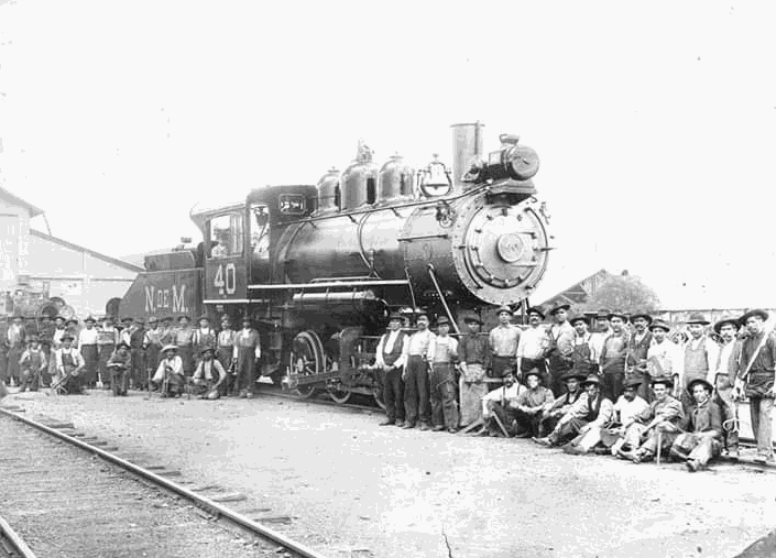 Orgullosos trabajadores de los talleres de fuerza motriz en Aguascalientes, posan al lado de su creación: la Locomotora N. de M. 40. SCT Aguascalientes.